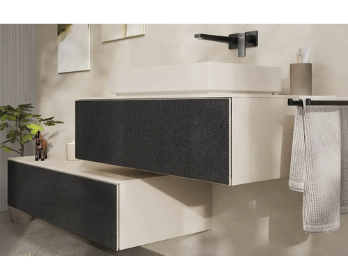 Badezimmer mit Waschtischunterschrank, Aufsatzwaschbecken, Handtuch und Armatur