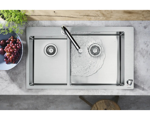 Spüle aus Edelstahl mit zwei Becken und Wasserhahn