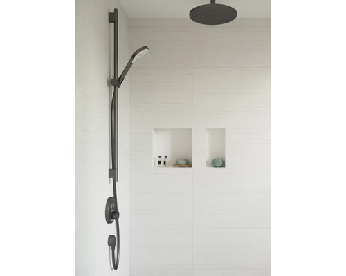 Système de douche avec douchette à main et douche de tête dans une salle de bain moderne