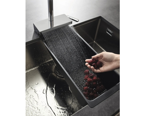 Küchenspüle mit Wasserhahn und Einsatz zum Waschen von Lebensmitteln