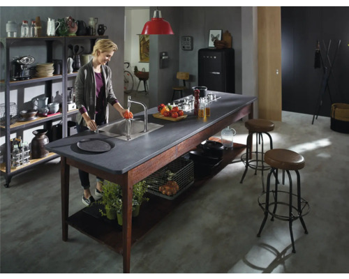 Geräumige Küche mit Kücheninsel, Barhockern und Regalen.