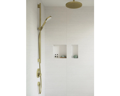 Système de douche avec pomme de tête et douchette sur un mur blanc avec des étagères