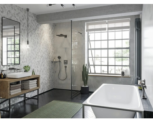 Salle de bains lumineuse avec douche, lavabo et baignoire au design moderne