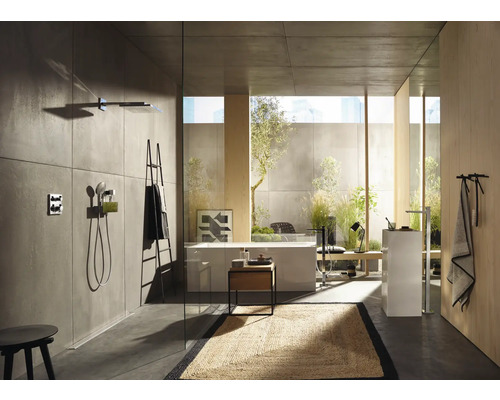 Modernes Badezimmer mit Dusche, Badewanne, Waschbecken und Naturdekoration
