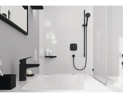 Modernes Badezimmer mit schwarzer Armatur und Duschsystem vor weißen Fliesen
