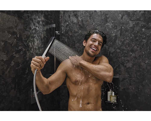 Homme sous la douche avec douchette à main