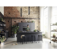 Geräumige Küche im Loftstil mit Kücheninsel, Barhockern und Regalen