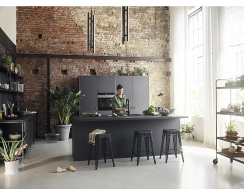 Geräumige Küche im Loftstil mit Kücheninsel, Barhockern und Regalen