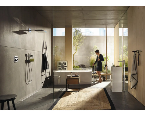 Modernes Badezimmer mit Dusche, Badewanne, Waschbecken und stilvoller Dekoration