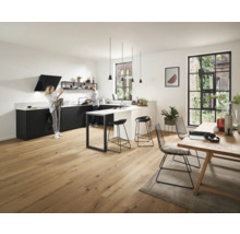 Cuisine moderne et lumineuse avec kitchenette, îlot de cuisine, tabourets de bar, table à manger et chaises