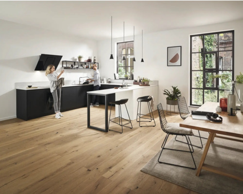 Cuisine moderne et lumineuse avec kitchenette, îlot de cuisine, tabourets de bar, table à manger et chaises