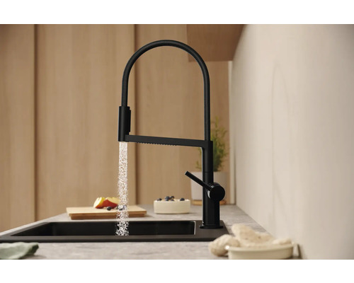 Robinet de cuisine noir avec jet d''eau au-dessus d''un évier