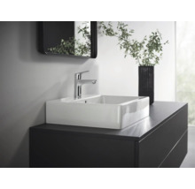 Modernes Badezimmer mit Waschbecken, Armatur, Unterschrank und Spiegel
