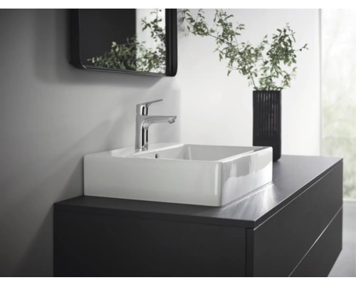 Salle de bain moderne avec lavabo, robinet, meuble sous-vasque et miroir