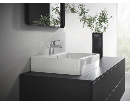 Salle de bains avec vasque à poser, robinet, meuble sous-lavabo et miroir