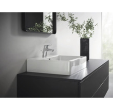 Modernes Badezimmer mit Waschbecken, Armatur, Spiegel und Unterschrank