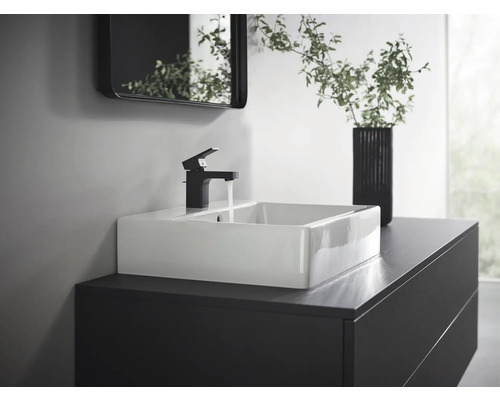 Intérieur de salle de bains moderne avec lavabo, robinet et miroir