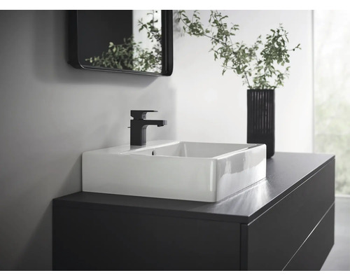 Salle de bains moderne avec lavabo à poser, robinet et meuble sous-vasque