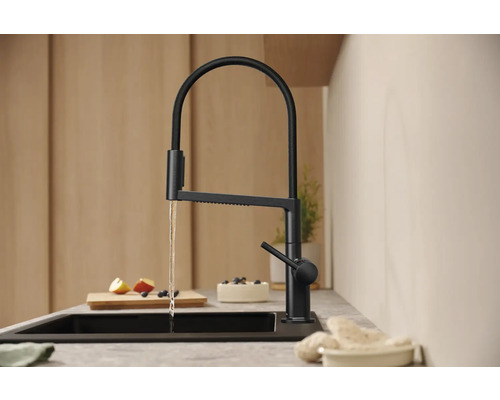Robinet de cuisine noir avec eau courante dans une cuisine moderne.