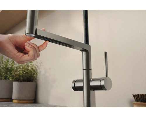 Küchenarmatur mit ausziehbarer Brause im modernen Design