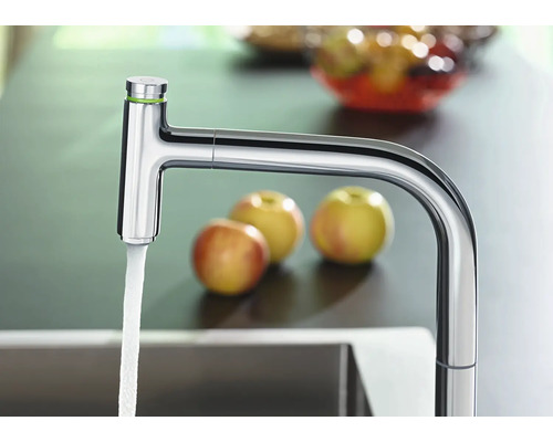 Robinet de cuisine avec eau courante et pommes