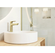 Aufsatzwaschbecken mit goldener Waschtischarmatur in hellem Badezimmer.