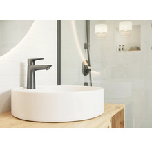 Badezimmer mit Aufsatzwaschbecken und Armatur