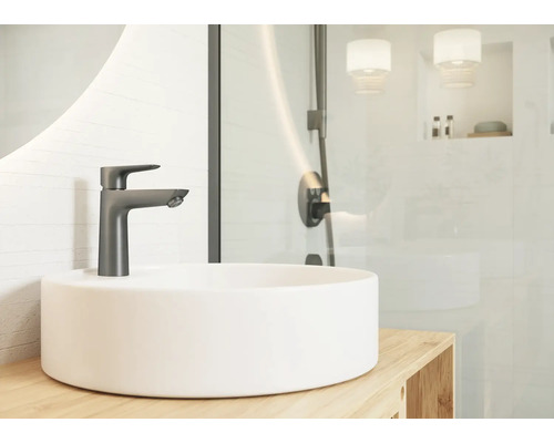 Salle de bains avec lavabo à poser et robinetterie