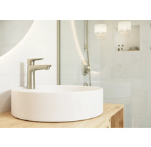 Modernes Badezimmer mit Aufsatzwaschbecken und Armatur