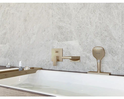 Salle de bain avec baignoire, robinetterie et pommeau de douche