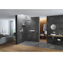 Modernes Badezimmer mit Dusche, Waschtisch und begehbarem Kleiderschrank