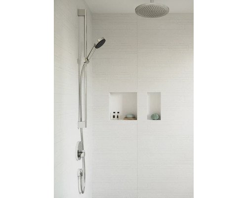 Espace douche avec pomme de douche, douchette à main et étagères intégrées