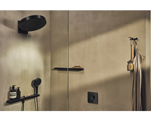 Espace douche avec pomme de tête, douchette à main, étagères et accessoires de bain