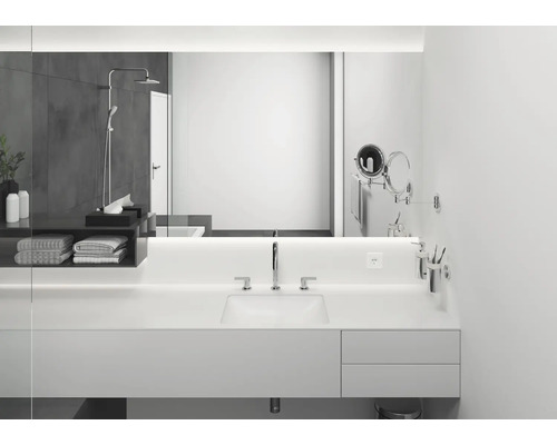 Modernes Badezimmer mit Waschbecken, Spiegel und Ablageflächen für Handtücher