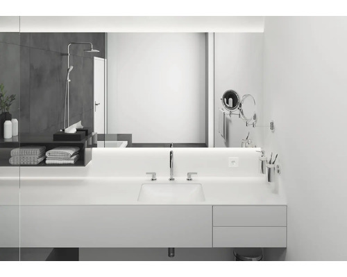 Modernes Badezimmer mit Waschbecken, Spiegel und Dusche