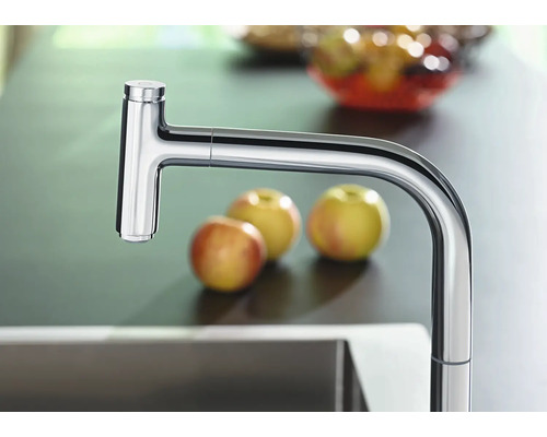 Robinet de cuisine en métal à côté de pommes