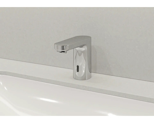 Berührungsloser Wasserhahn aus Metall am Waschbecken