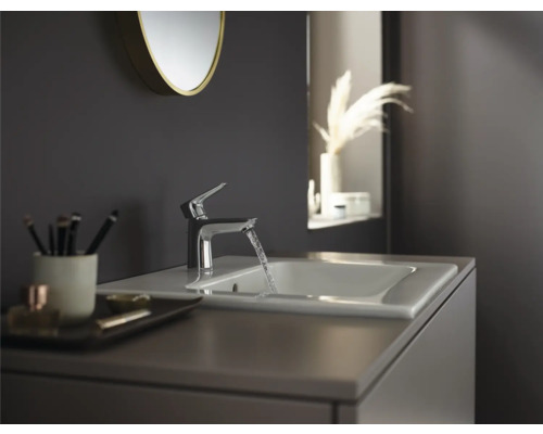 Lavabo avec robinet et écoulement d''eau dans une salle de bain moderne