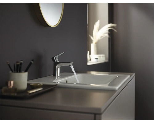Salle de bain moderne avec lavabo, robinet et miroir