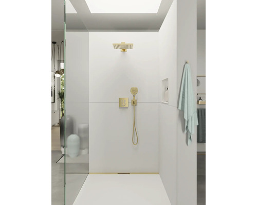 Scène de salle de bains avec douche de tête, douchette à main et robinetterie dans une cabine de douche lumineuse