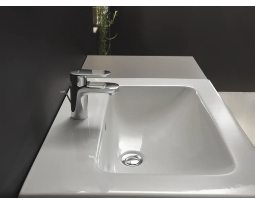 Aufnahme eines rechteckigen Aufsatzwaschbeckens mit einer Armatur.