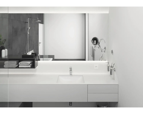 Salle de bain moderne avec lavabo, miroir et douche