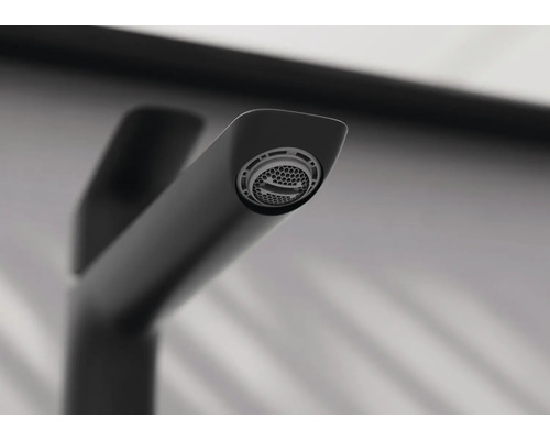 Nahaufnahme eines schwarzen Wasserhahns mit Luftsprudler