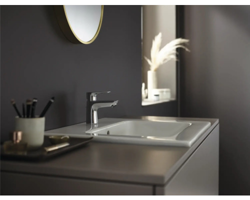 Meuble-lavabo avec robinetterie, miroir et accessoires sur fond sombre