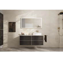 Modernes Badezimmer mit Waschbeckenunterschrank, Spiegel mit Beleuchtung und Duscharmatur.