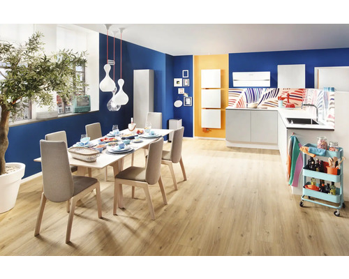 Salle à manger lumineuse avec table, chaises, kitchenette et décorations dans un espace de conception moderne