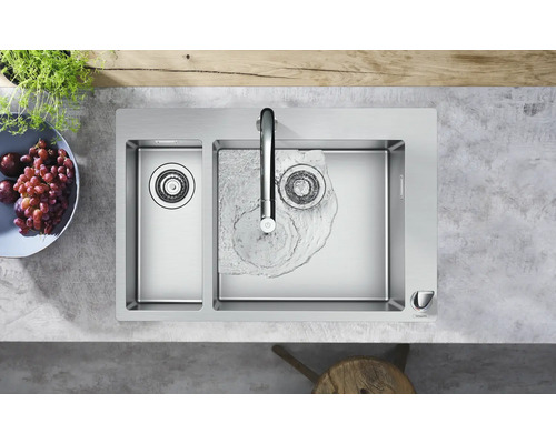 Edelstahlspüle mit zwei Becken und Armatur, Wasserhahn läuft