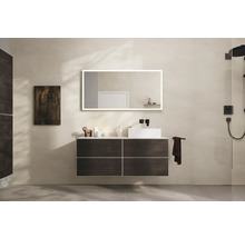 Badezimmer mit Waschtischunterschrank, Aufsatzwaschbecken, LED-Spiegel und Dusche