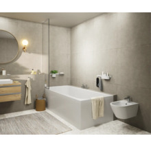 Helles Badezimmer mit Badewanne, Bidet, Spiegel und Waschtisch.