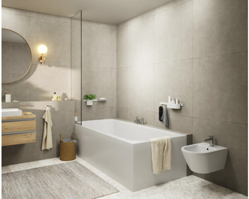 Salle de bain lumineuse avec baignoire, bidet, miroir et lavabo.